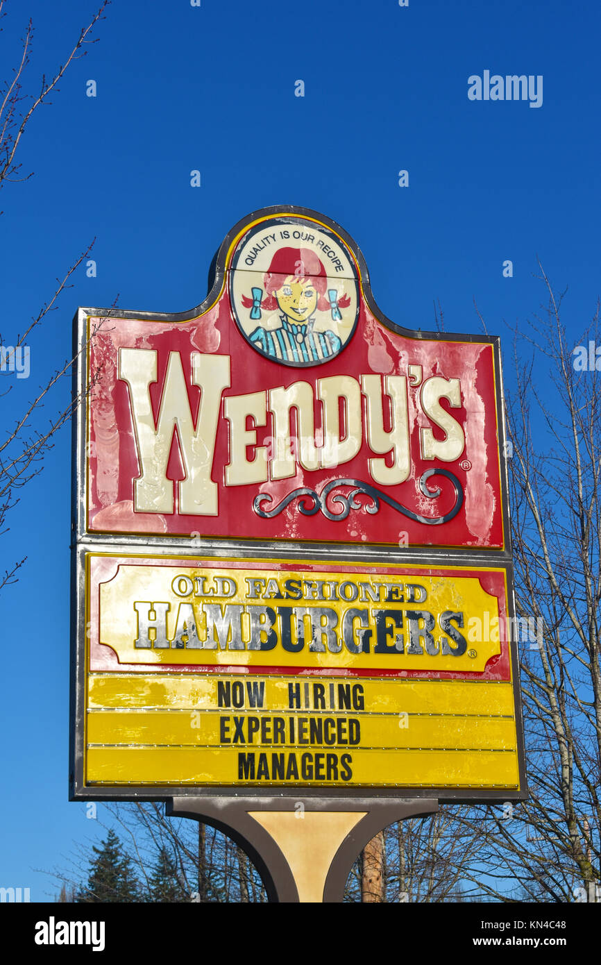 Wendy's fast food restaurant signe dit, 'Now hiring managers expérimentés', le signe est en mauvais état. Wendy's est situé dans la région de Bellingham, Washington, US Banque D'Images