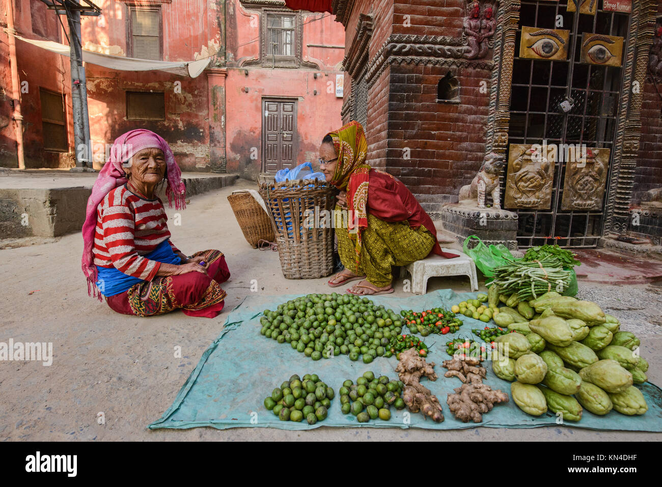 Les femmes vendant des légumes à Durbar Square Kathmandou, Népal Banque D'Images
