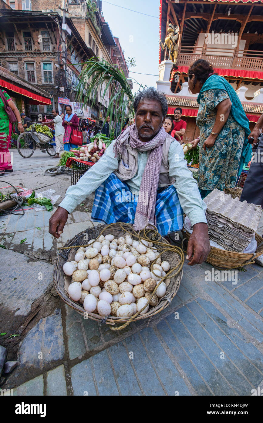 Vendeur des oeufs à Durbar Square Kathmandou, Népal Banque D'Images