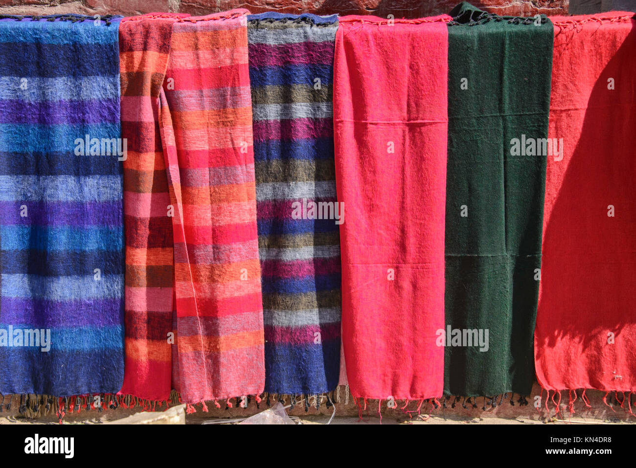 Châles et écharpes en vente à Katmandou, Népal Photo Stock - Alamy