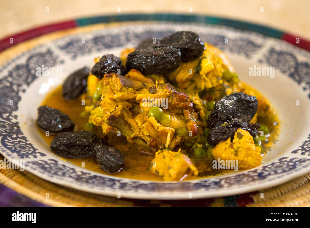 Cuisine marocaine plat de poulet & Pruneaux Banque D'Images