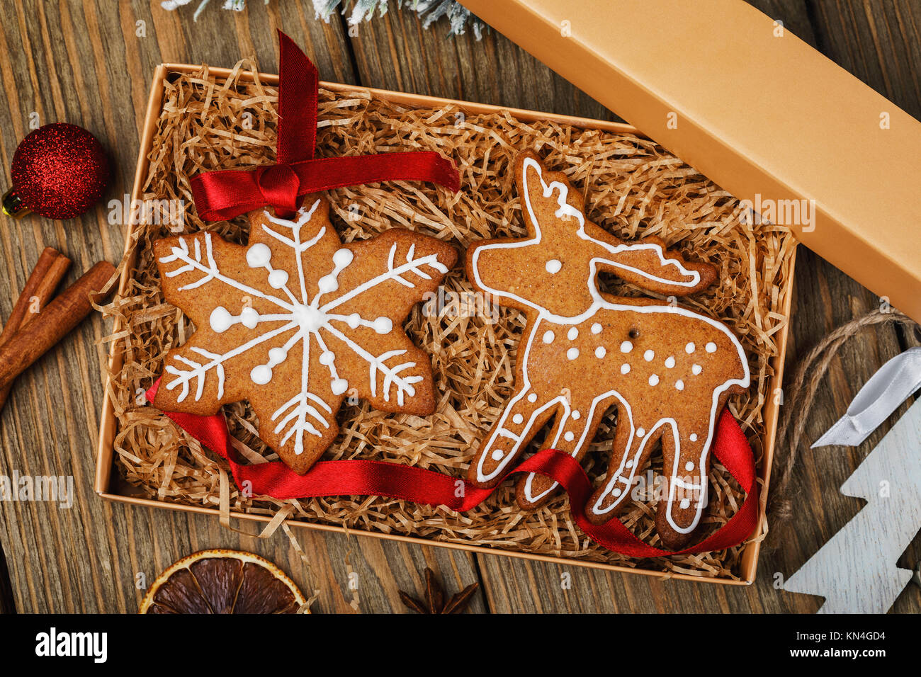 Dans une boîte de biscuit de Noël, vue du dessus. Pâtisseries de différentes formes Banque D'Images