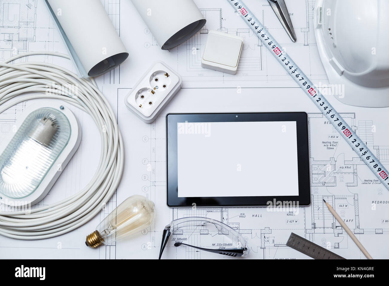 Plan de construction avec des outils et tablette avec écran vide Banque D'Images