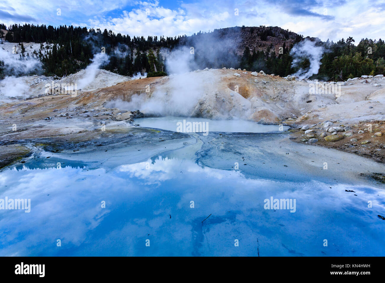 Libre de nuages semblant flotter sur les eaux sur la dangereuse Boiling Springs et boue chaude dans Lassen Volcanic National Park Banque D'Images