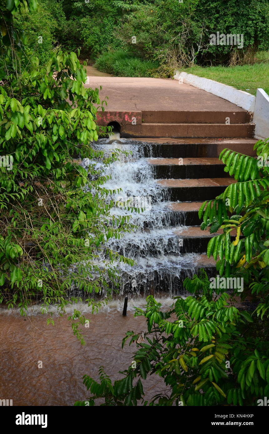 Cours d'eau à l'égout dans les escaliers - parc des nations autochtones Cuiaba MT Brésil Banque D'Images