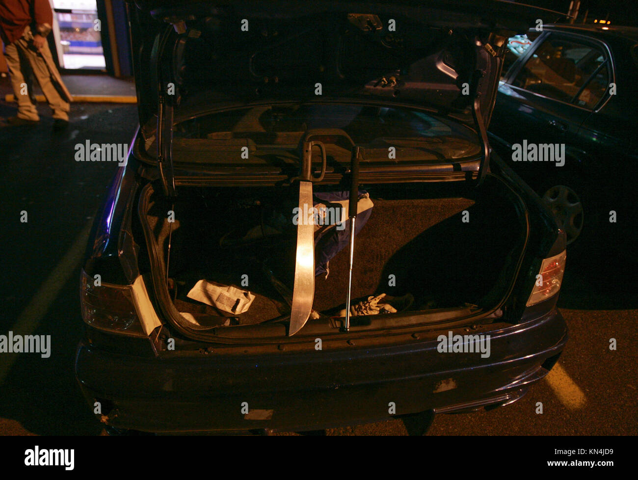 Le Comté de Suffolk policiers de l'unité anti-gang, vérifiez la présence d'armes dans une voiture d'éventuels membres d'un gang de Mara Salvatrucha ou MS-13 13 à Brentwood, New York. Armes, y compris cette machette et crosse métallique, ont été trouvés à l'intérieur de leur véhicule. De nombreux membres de la MS-13 sont aux États-Unis illégalement avec de faux documents. Banque D'Images