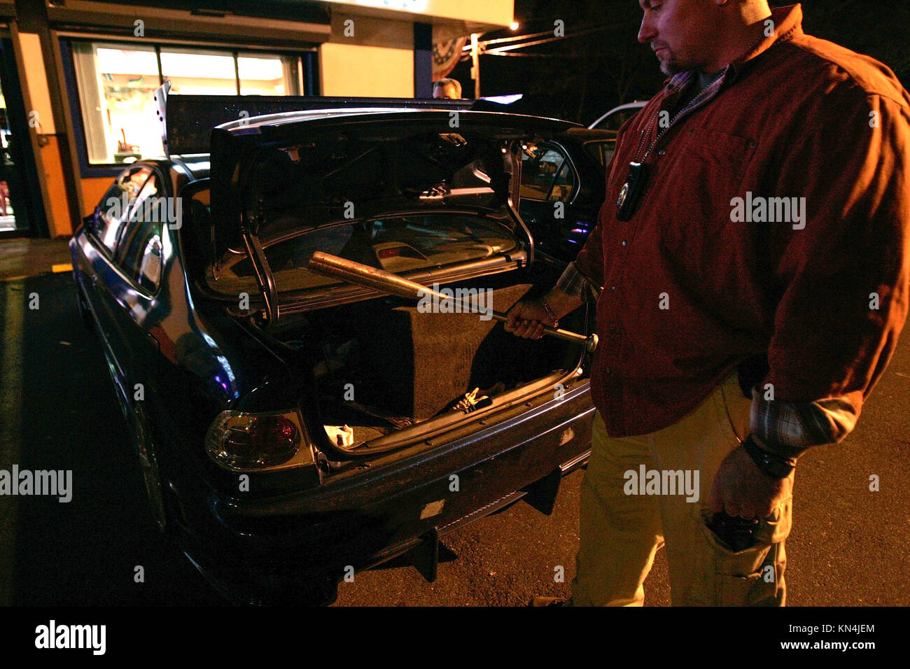 Le Comté de Suffolk policiers de l'unité antigang montrent une batte de baseball en métal trouvés dans une voiture d'éventuels membres d'un gang de Mara Salvatrucha ou MS-13 13 à Brentwood, New York, l'est de Long Island. Trois armes dont cette machette a été trouvé dans leur véhicule. Banque D'Images