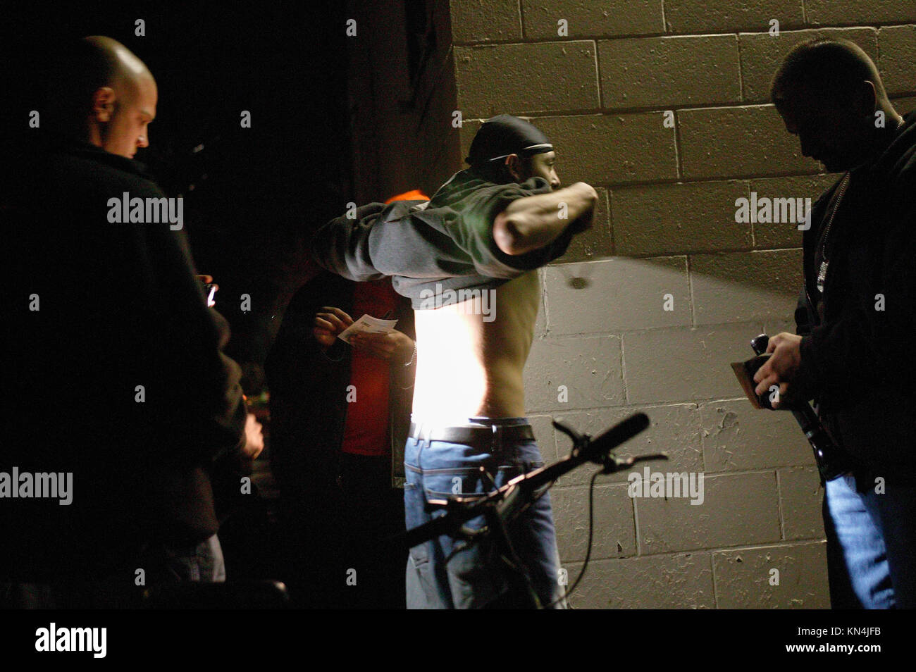 Le Comté de Suffolk policiers de l'unité antigang vérifier pour les tatouages d'un membre de gang possible 13 Mara Salvatrucha ou MS-13 à Brentwood, New York, l'est de Long Island. Banque D'Images