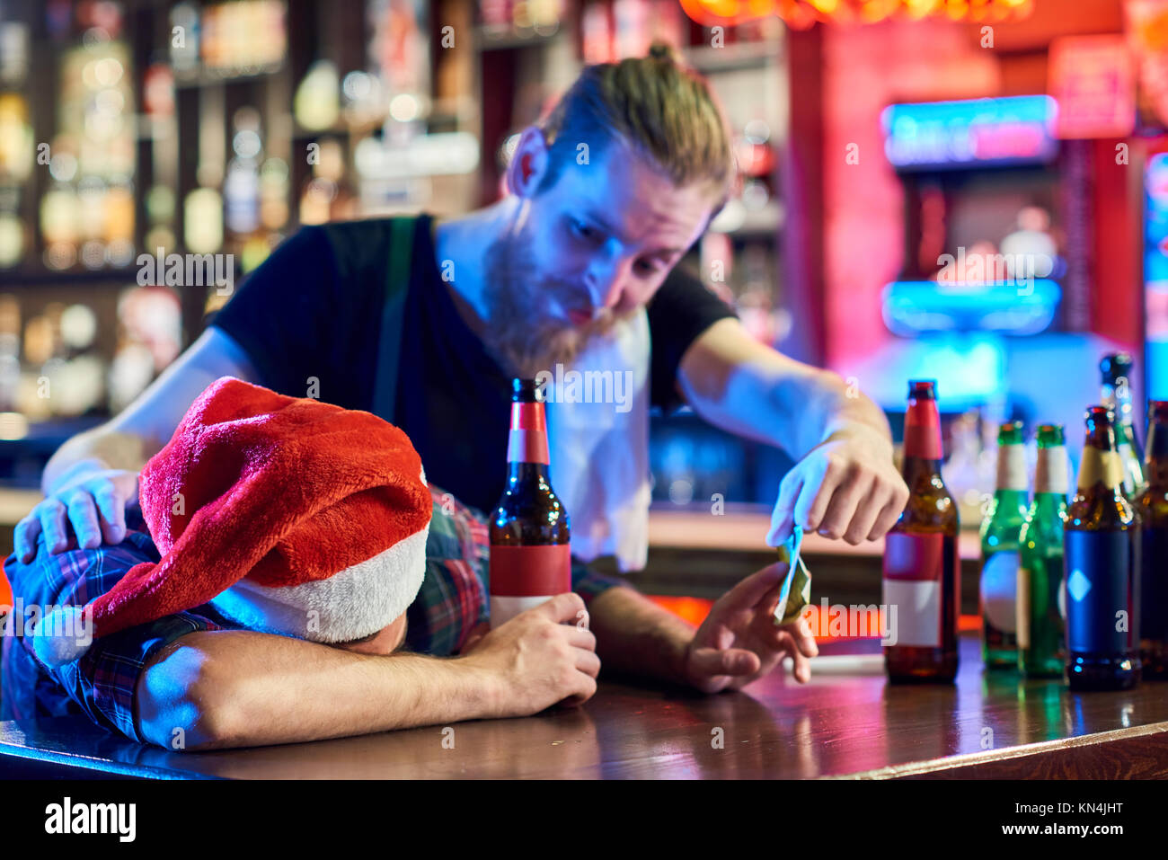 L'homme ivre au fête de Noël en Pub Banque D'Images