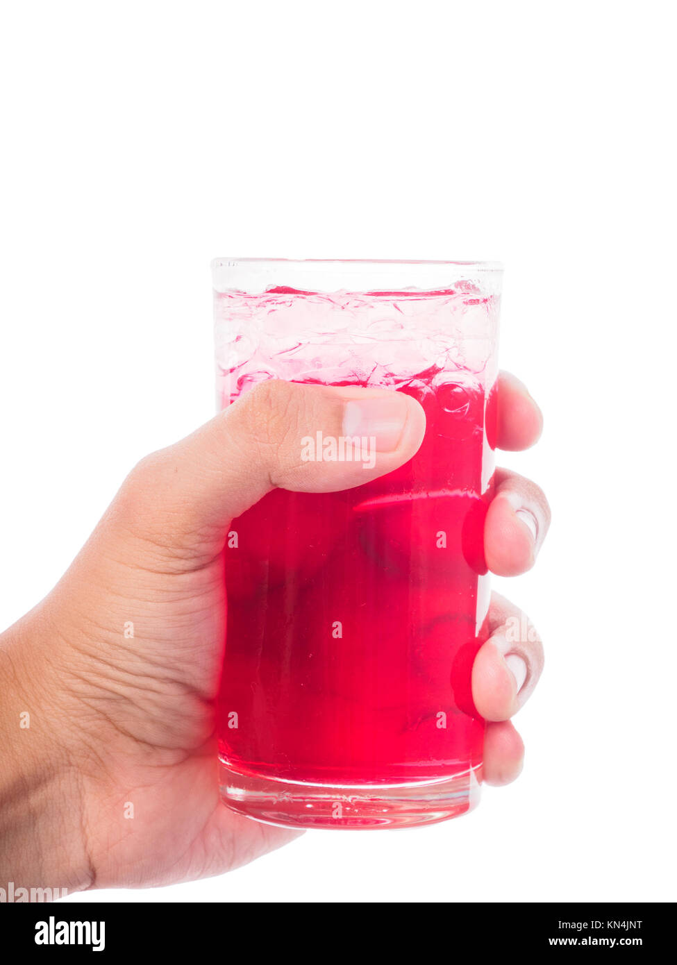 Homme hand holding red cocktail au verre isolé sur fond blanc Banque D'Images