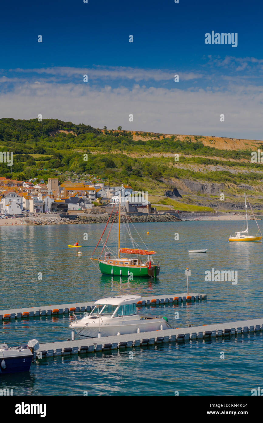 Un kayakiste de mer faire son chemin de retour dans le port à Lyme Regis sur la côte jurassique Site du patrimoine mondial, Dorset, England, UK Banque D'Images