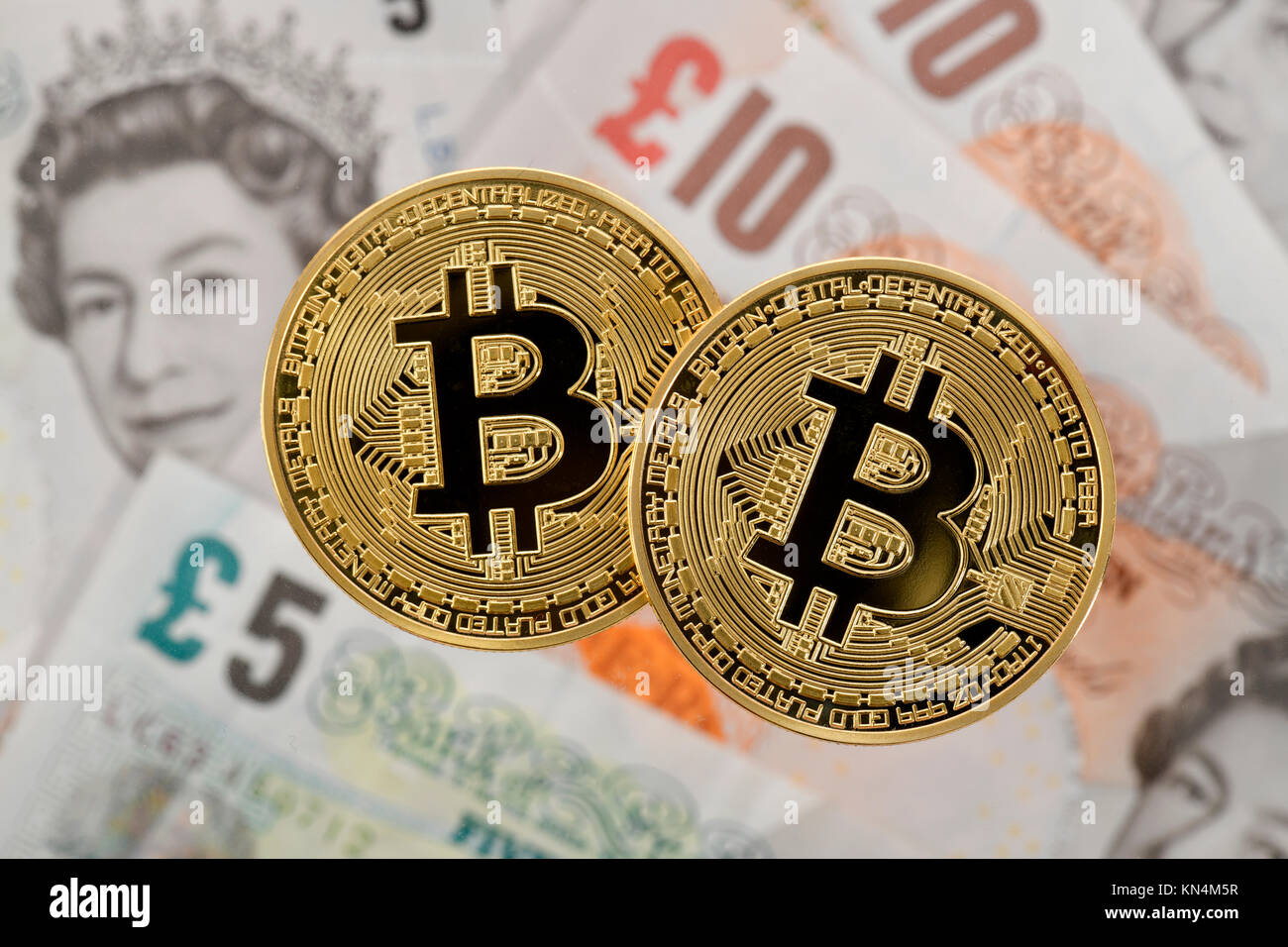 Image symbole cryptocurrency, la monnaie numérique, golden coin physique sur les billets de Bitcoin Livre sterling Banque D'Images