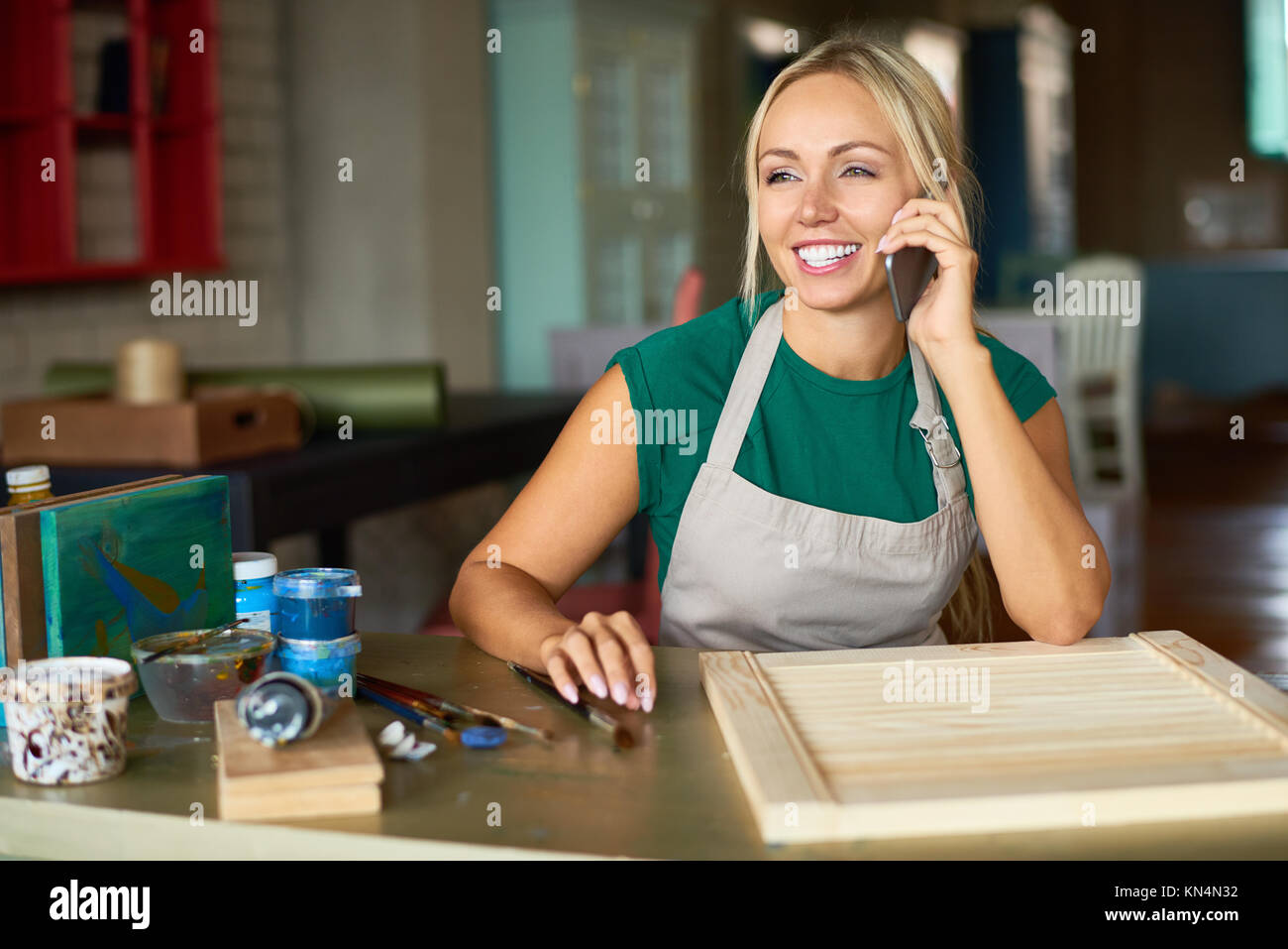 Artiste féminin parlant par téléphone à l'atelier Banque D'Images