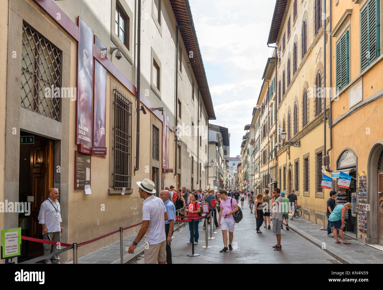 Les visiteurs faisant la queue pour entrer dans la Galleria dell'Accademia, Florence, Italie. Banque D'Images
