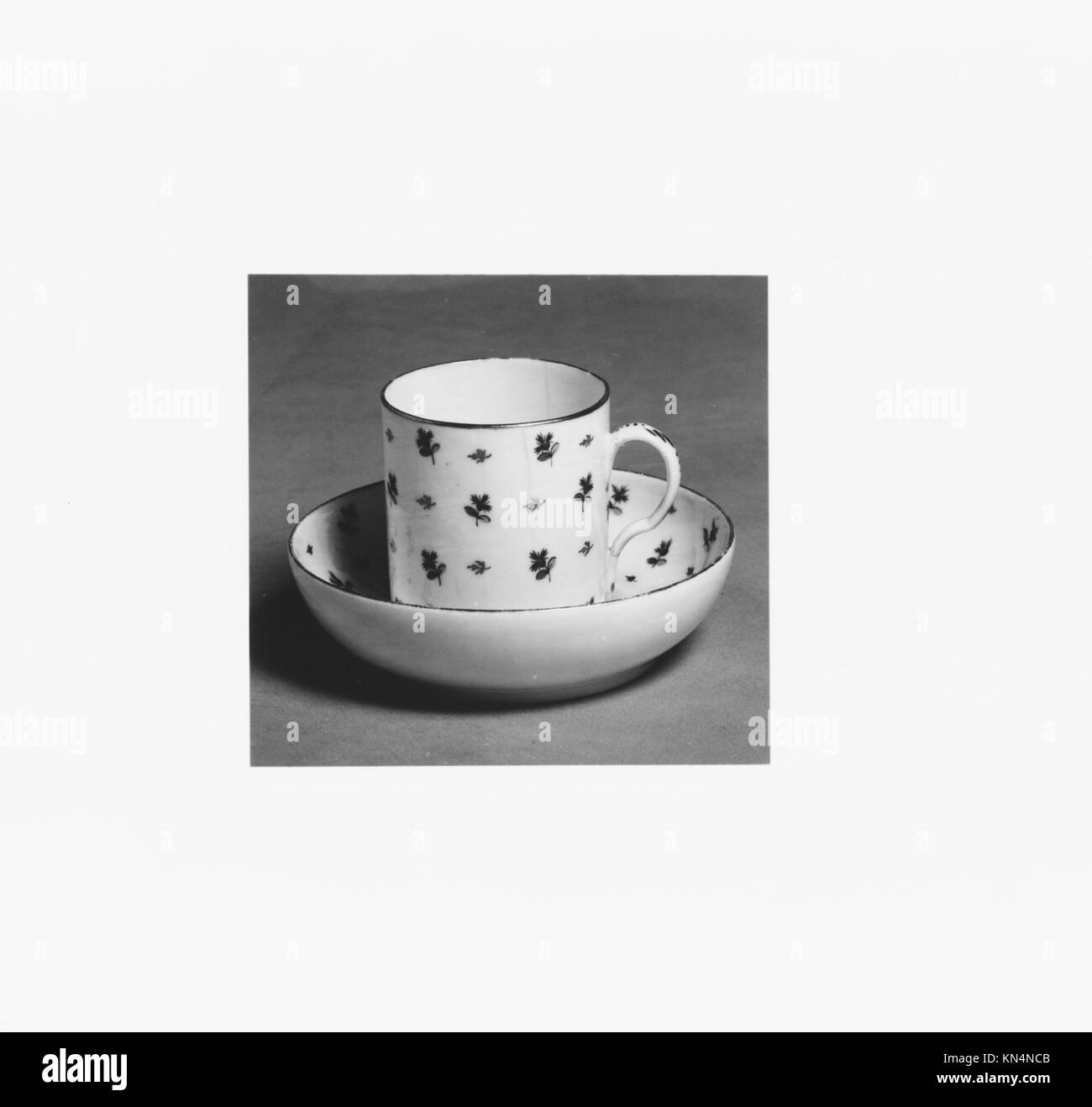 Une tasse et une soucoupe en porcelaine française datant d'environ 1780 au Metropolitan Museum of Art, montrant l'artisanat et la vaisselle européenne décorative de la fin du XVIIIe siècle. Banque D'Images