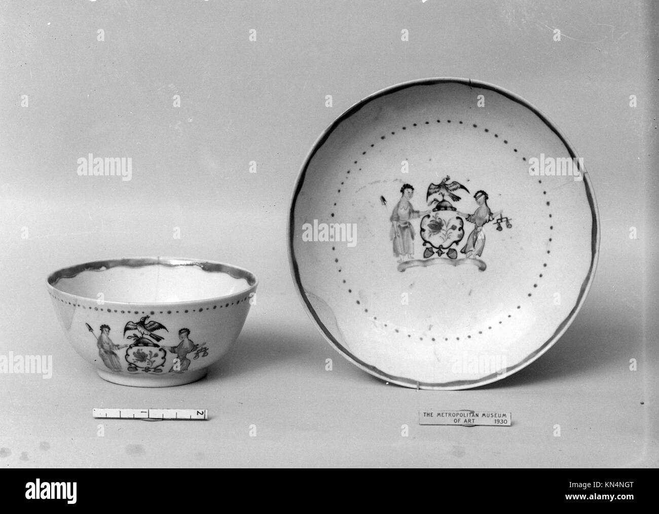 Tasse MET 81027 2765 Chinois, tasse, 1735?96, porcelaine, H. 1 15/16 po. (4.9 cm) ; diamètre 4 1/4 po (10.8 cm). Metropolitan Museum of Art, New York. Collection Sylmaris, Don de George COE graves, 1930 (30.120.371) Banque D'Images