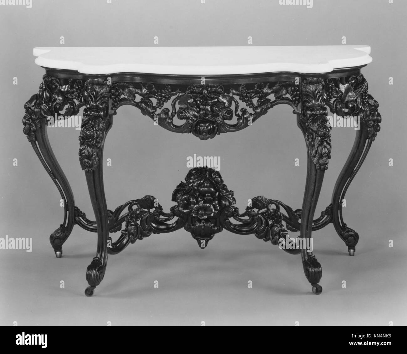 Console Table MET 231487 2252 Maker: Attribué à John H. Belter, 1804?1863, console Table, ca. 1855, Rosewood, 54 1/2 x 23 1/2 x 29 po. (138.4 x 59.7 x 73.7 cm). Metropolitan Museum of Art, New York. Don de Gloria et Richard Manney, 1980 (1980.510.2) Banque D'Images