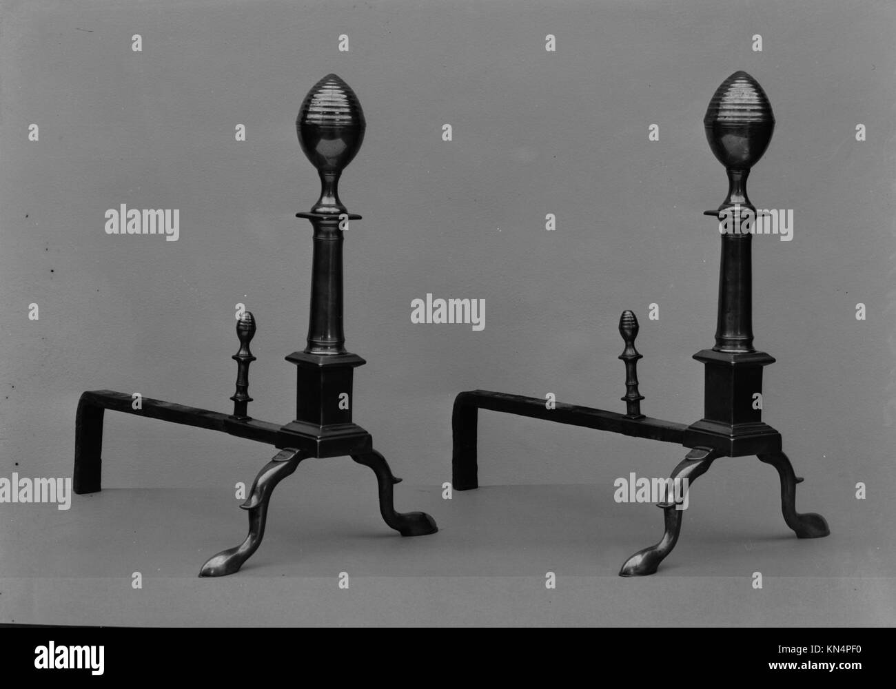 Andiron MET 127219 87 Andiron, 1730?70, laiton, 19 1/4 x 19 1/2 x 11 3/4 po. (48.9 x 49.5 x 29.8 cm). Metropolitan Museum of Art, New York. Legs de W. Gedney Beatty, 1941 (41.160.345) Banque D'Images