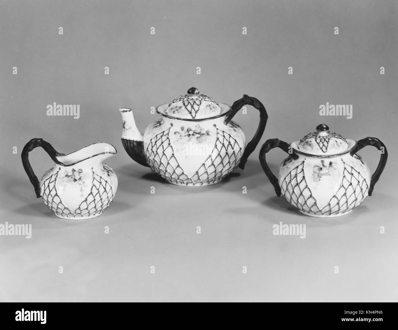 Ce sucrier recouvert de porcelaine, fabriqué par Knowles, Taylor et Knowles entre 1870 et 1929, mesure 8,3 x 10,5 x 8,6 cm et fait partie de la collection du Metropolitan Museum of Art, offerte par Florence I. Balasny-Barnes à la mémoire de ses parents. Banque D'Images