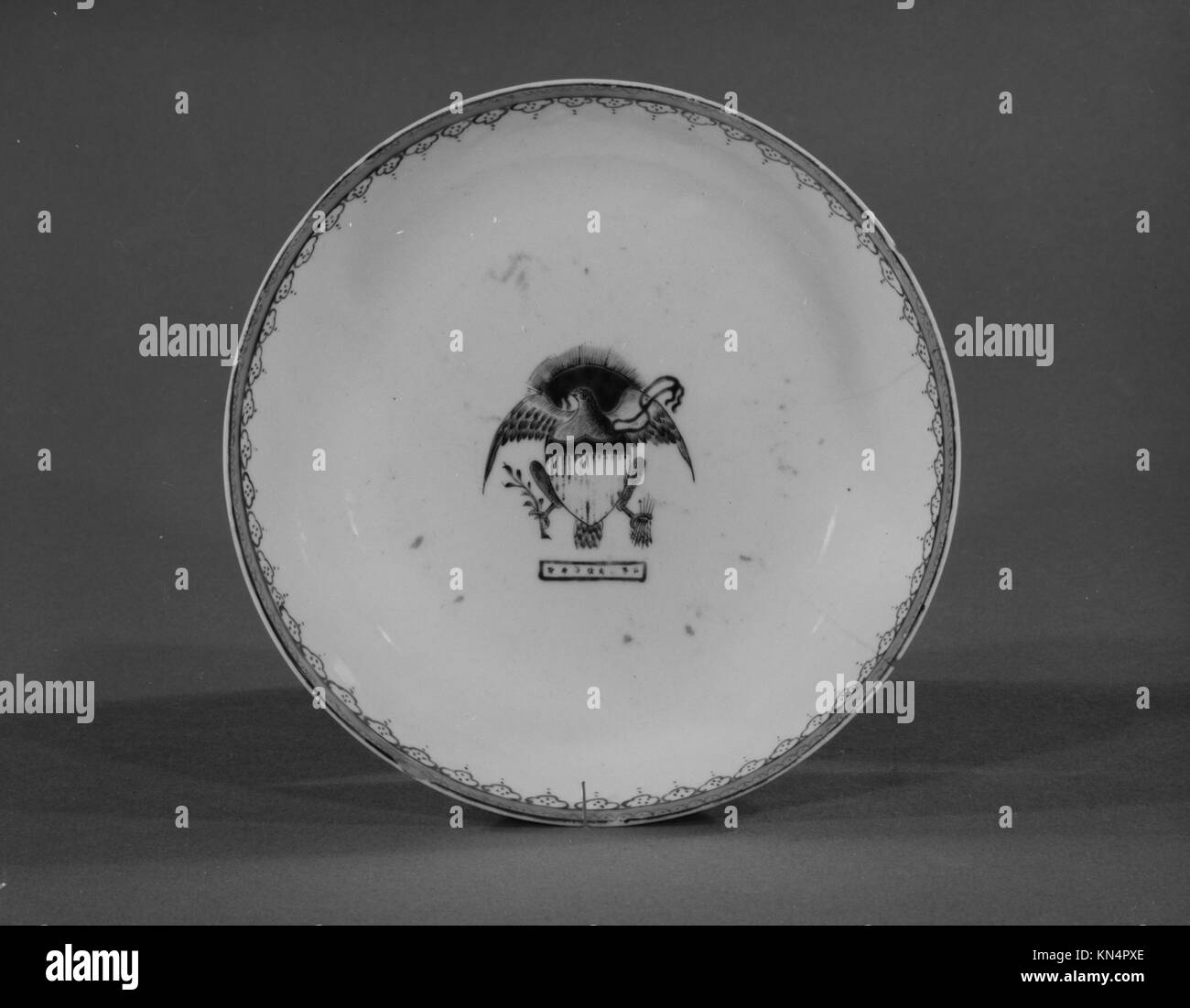 Tasse et soucoupe en porcelaine chinoise fabriquées pour le marché américain, datant de 1700-1800, démontrant l'artisanat et le design décoratif. Banque D'Images