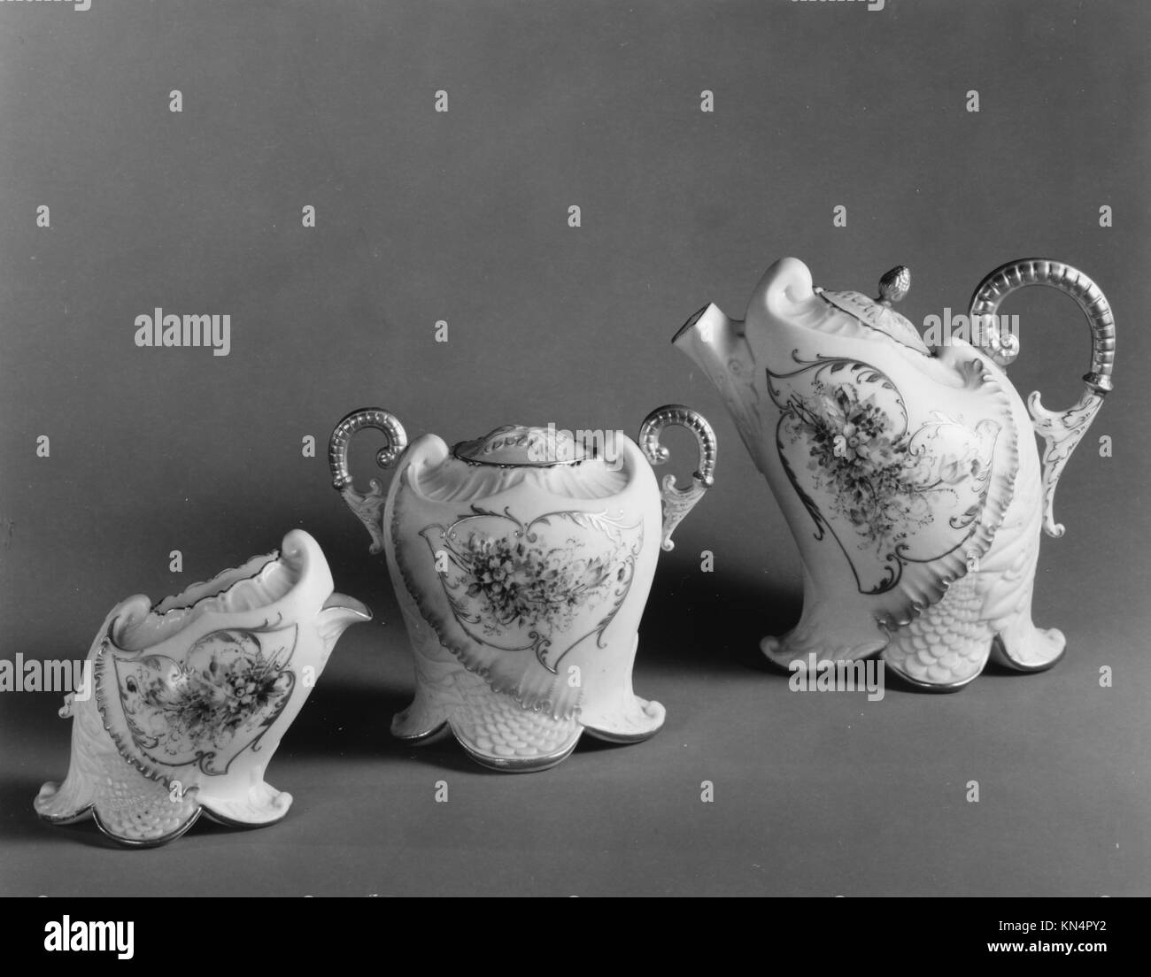 Creamer MET 235589 2737 Maker: American Art China Company, 1891?1894, Creamer, 1891?94, porcelaine, H. 3 9/16 in. (9 cm) ; diamètre 4 1/2 po (11.4 cm). Metropolitan Museum of Art, New York. Fonds des amis de l'aile américaine, 1984 (1984.153.3) Banque D'Images