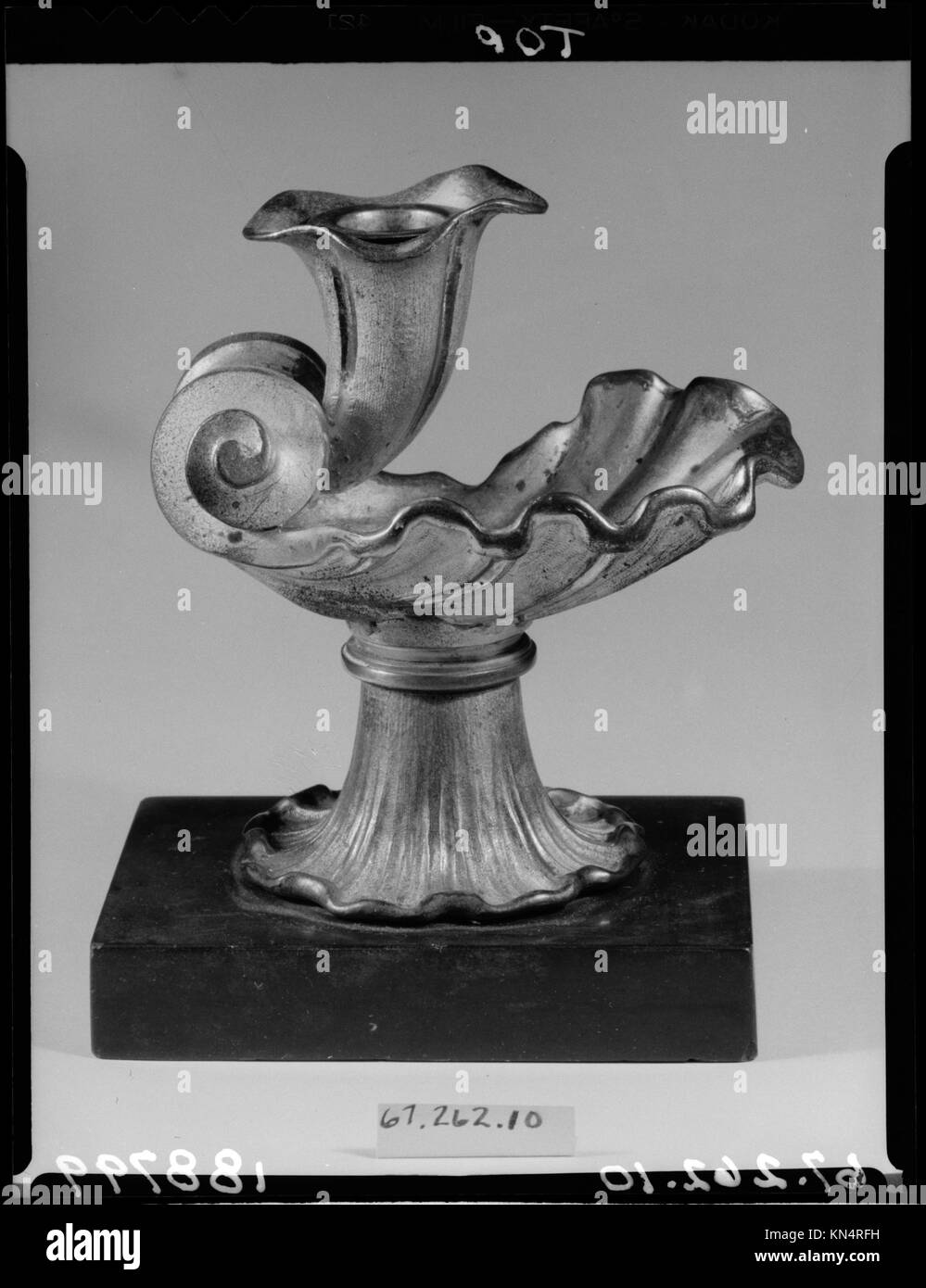 Candélabrum MET 188799 1139 Candélabrum, env. 1836, bronze doré, marbre, 6 7/8 x 5 3/8 x 4 1/16 po. (17.5 x 13.7 x 10.3 cm). Metropolitan Museum of Art, New York. Don de John C. Cattus, 1967 (67.262.10) Banque D'Images