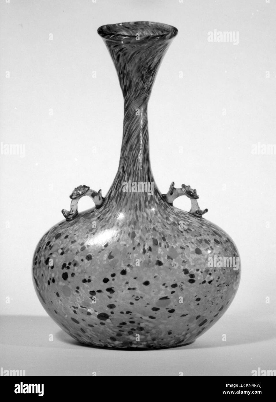 bouteille en verre du xviie siècle, claire et fonctionnelle, reflétant le design utilitaire de l'époque. Fabriqué avec des techniques avancées de verrerie, utilisé pour stocker des liquides dans la vie quotidienne. Fait partie de la culture matérielle européenne et de la collection historique. Banque D'Images