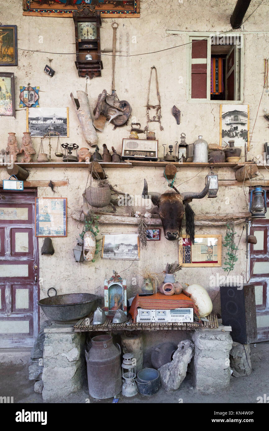 Collection de bric a brac sur des étagères dans une maison, Cuenca, Equateur, Amérique du Sud. Intéressant pour une utilisation en arrière-plan. Banque D'Images