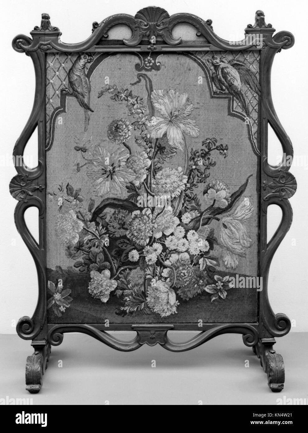 Ecran coupe-feu conçu à la fois pour la protection et la décoration, avec un savoir-faire métallurgique, destiné à protéger les intérieurs de la chaleur et des braises. Banque D'Images