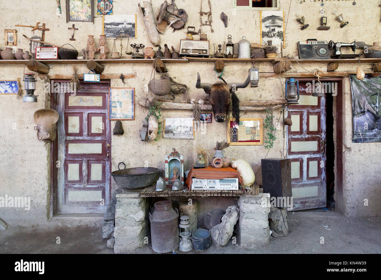 Collection de bric a brac sur des étagères dans une maison, Cuenca, Equateur, Amérique du Sud. Intéressant pour une utilisation en arrière-plan. Banque D'Images