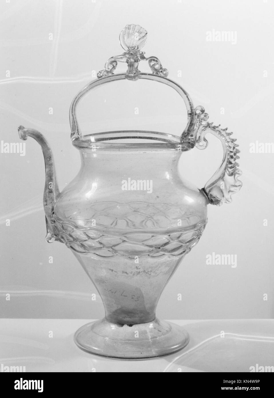 Cette aiguière du XVIIIe siècle, probablement originaire de Catalogne ou de France, est un navire en verre alliant design décoratif et fonctionnel, illustrant l’artisanat européen du verre de l’époque. Banque D'Images