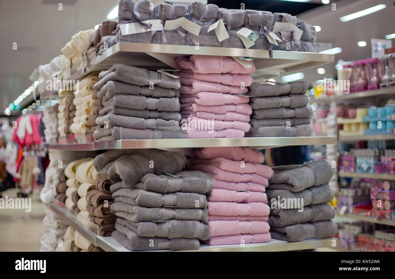 Des piles de serviettes aux couleurs douces sur les étagères dans un magasin. Banque D'Images