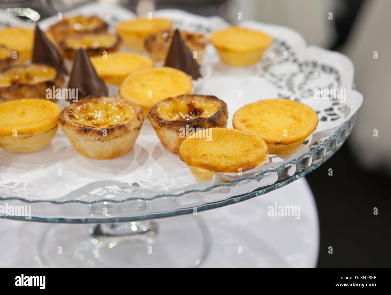 Crème anglaise oeuf portugais nommé aussi pâtisserie Pasteis de nata sur son socle en verre. Banque D'Images