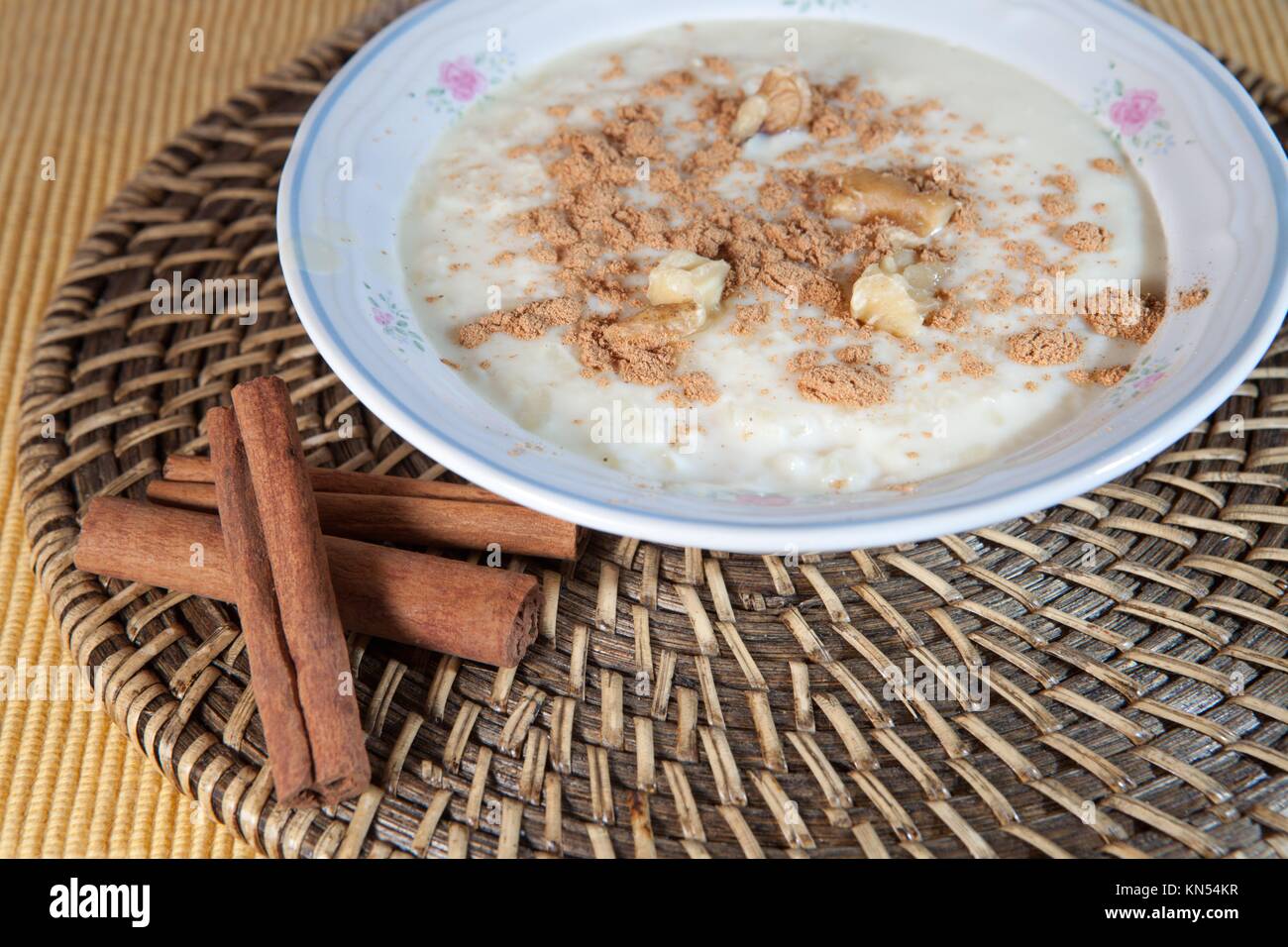 Délicieux avec du lait de riz maison et la cannelle dans un bol de la Chine, plus de fibre naturelle place mat. Banque D'Images