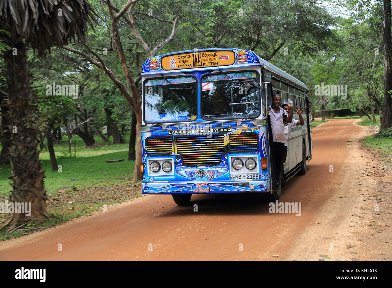 Lanka colorés Ashok Leyland Bus, Polonnaruwa, Sri Lanka, Asie, agitant les gens Banque D'Images