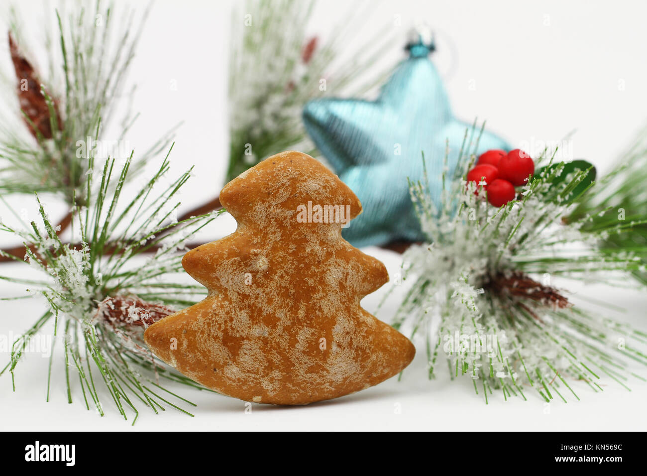 Cookies au gingembre en forme d'arbre de Noël avec gâteau et de pins couverts de neige Banque D'Images