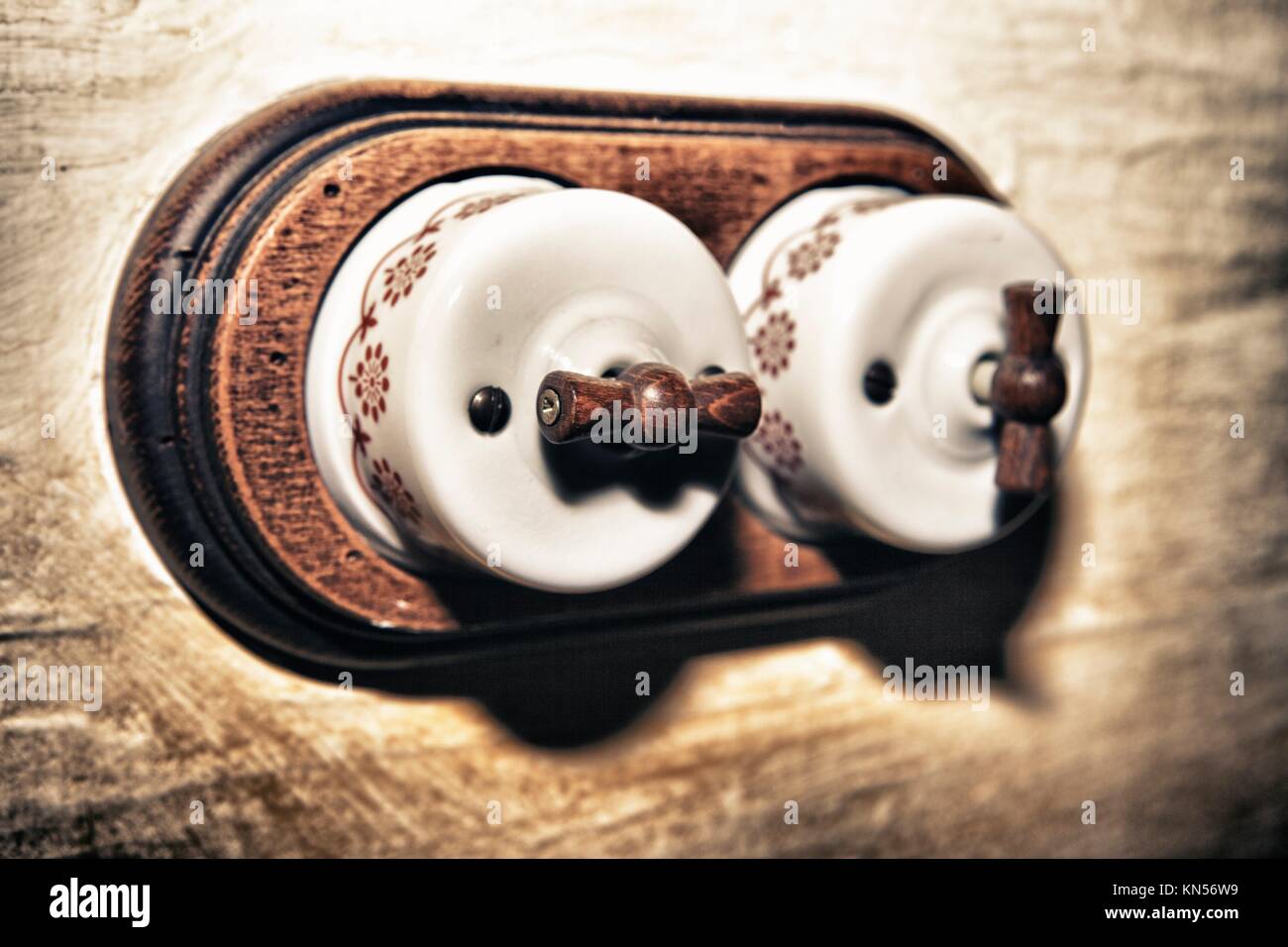 Style ancien interrupteur double en porcelaine et en bois. Banque D'Images