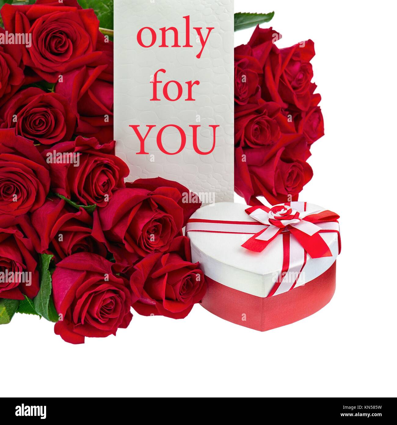 Boîte-cadeau en forme de coeur et le bouquet de roses fleurs isolé sur fond  blanc Photo Stock - Alamy