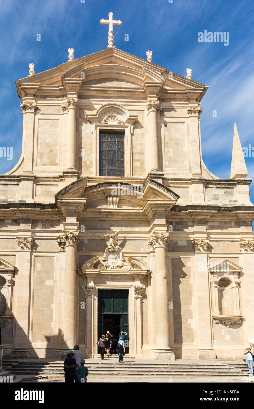 Les touristes visitant la cathédrale, vieux Dubrovnik, Croatie Banque D'Images