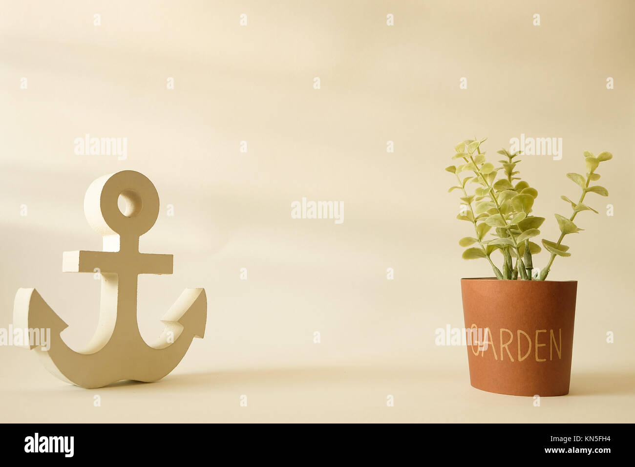 L'ancre en bois dans un style minimaliste avec petit arbre en pot background Banque D'Images