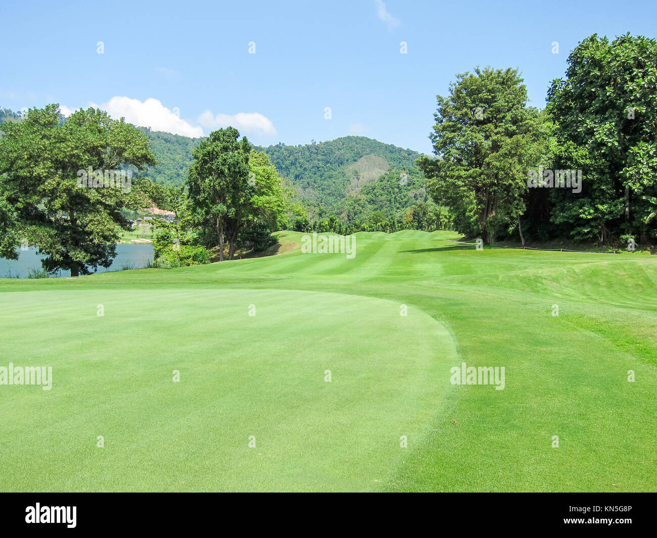 Vue sur fairway et montagnes, Loch Palm golf club, Phuket, Thaïlande Banque D'Images