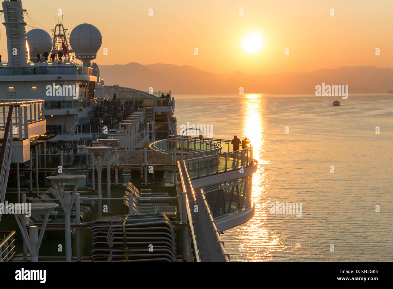 Bateau de croisière et le lever du soleil sur la ville de Corfou, Grèce Banque D'Images