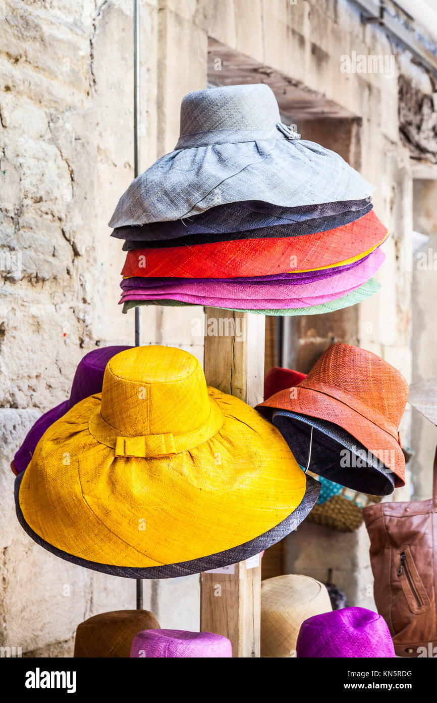 France, région de la Provence. Pas de logo sur ces chapeaux colorés  typiques Photo Stock - Alamy