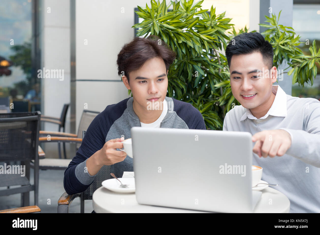 Bel asiatique des collègues d'affaires ou d'un collège les élèves travaillent ensemble à l'aide d'un ordinateur portable, projet de démarrage ou de réunion d'équipe, au concept de remue-méninges s café Banque D'Images