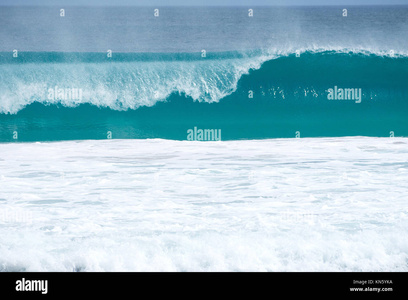 L'onde en forme de tonneau sur au curling Flour Cask Bay sur l'île kangourou en Australie du Sud. Banque D'Images