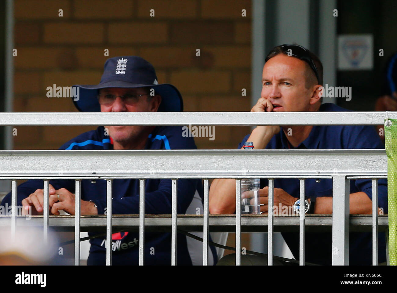 England's Trevor Bayliss parle avec l'ancien entraîneur de l'Angleterre Andy Flower au cours de la première journée du tour match à Richardson Park, Perth. ASSOCIATION DE PRESSE Photo. Photo date : Samedi 9 décembre 2017. Crédit photo doit se lire : Jason O'Brien/PA Wire Banque D'Images