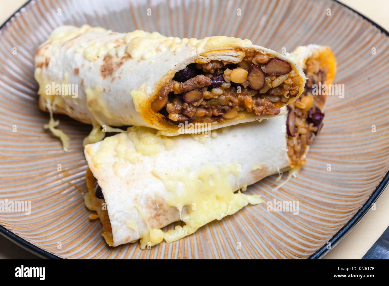Burrito rempli de viande hachée de boeuf et de haricots cuits au four avec  du fromage de gouda Photo Stock - Alamy
