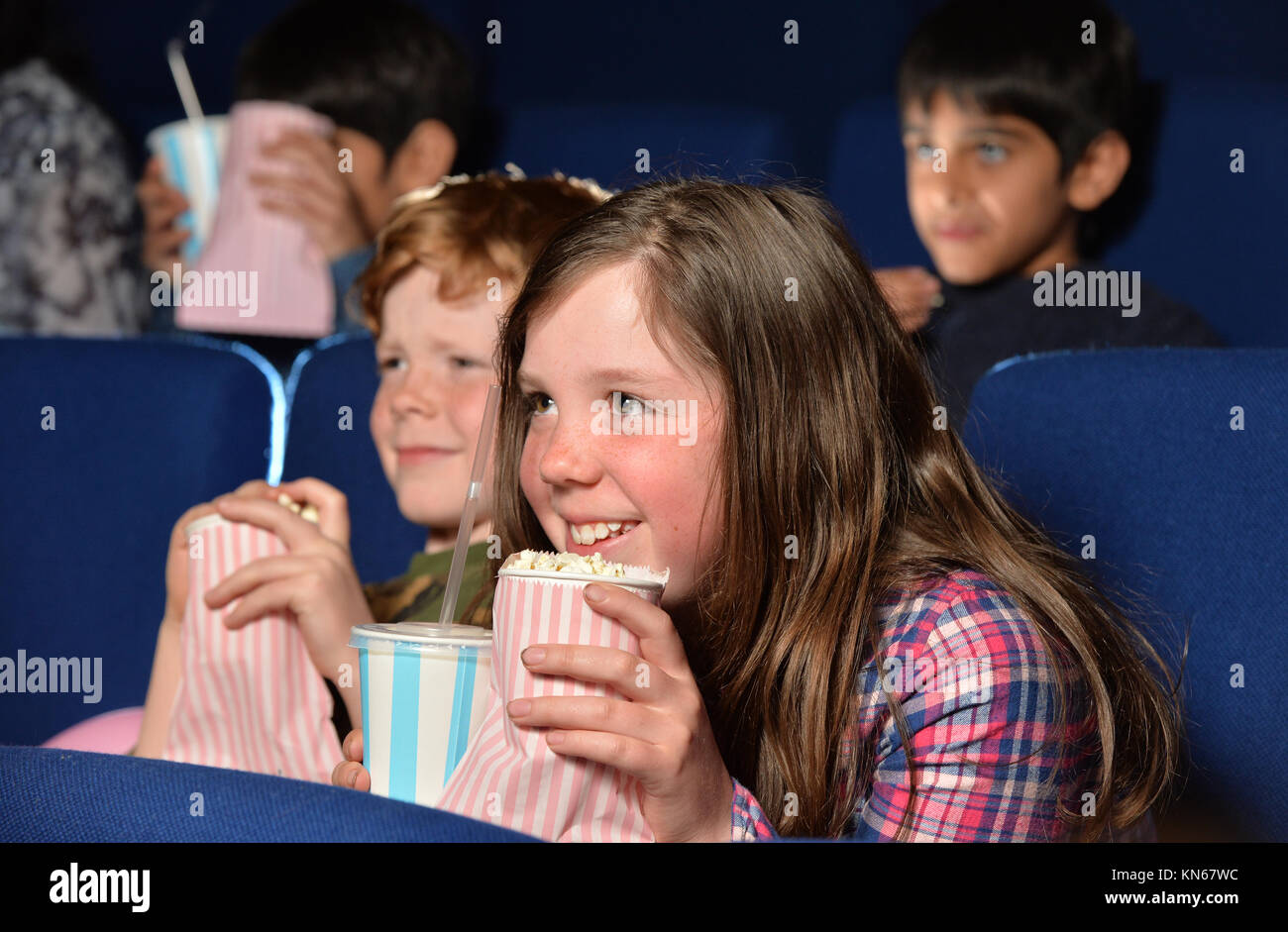 Les familles qui profitent d'un spectacle de matinée au cinéma du Warwick Arts Centre de Coventry. Banque D'Images