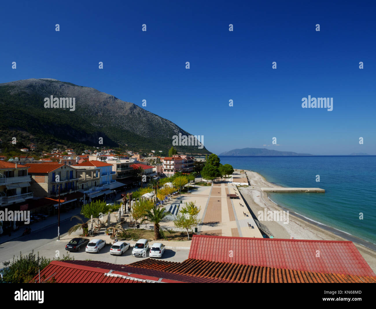 La plage de Poros, Grèce, Céphalonie, Ithaque avec à l'horizon. Banque D'Images