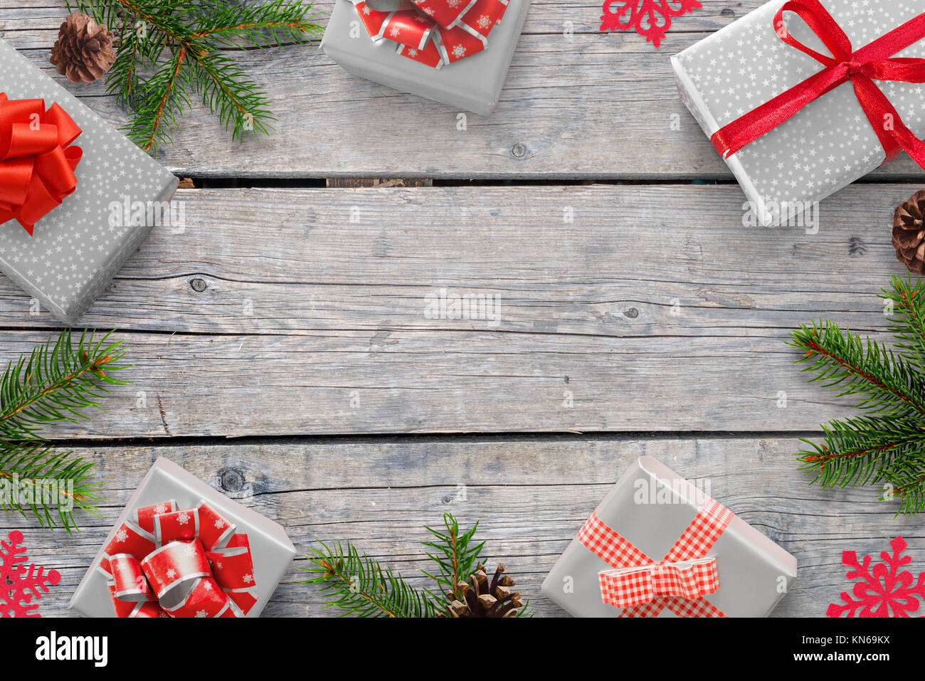 Décorations de Noël sur la table en bois avec espace libre pour le texte. Branches de sapin, cadeaux, punecones. Vue d'en haut. Banque D'Images